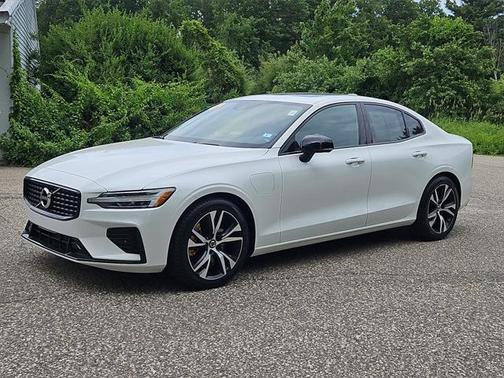 2022 Volvo S60 Recharge Plug-In Hybrid T8 R-Design Expression