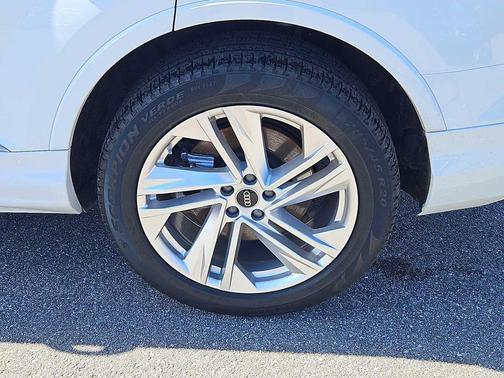 2023 Audi Q7 45 Premium