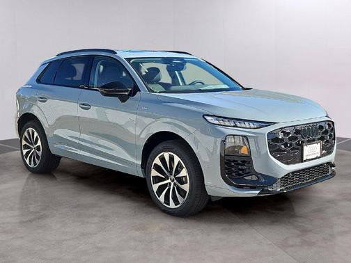 Arrow Gray Pearl Effect 2026 Audi Q3 TFSI quattro S tronic