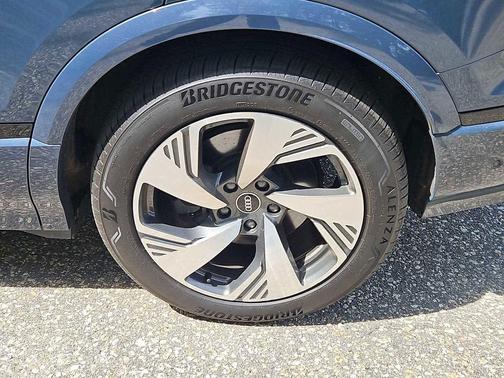 BLU 2025 Audi Q6 e-tron Prestige quattro