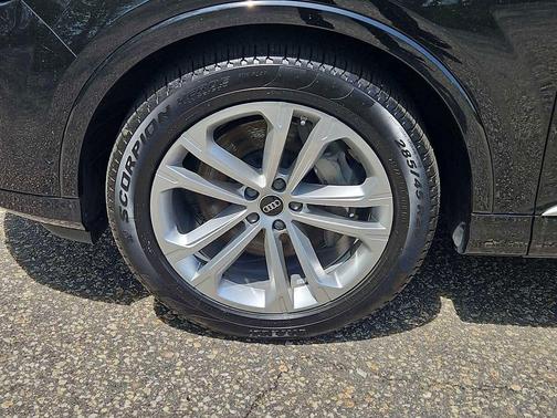 Mythos Black Metallic 2025 Audi Q7 55 Premium Plus