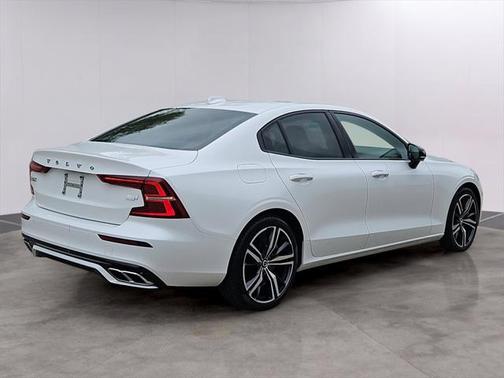 2022 Volvo S60 Recharge Plug-In Hybrid T8 R-Design Expression