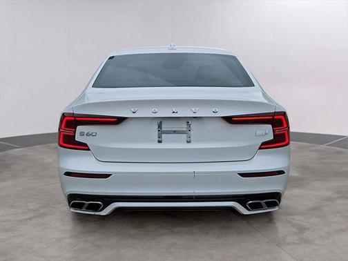 2022 Volvo S60 Recharge Plug-In Hybrid T8 R-Design Expression