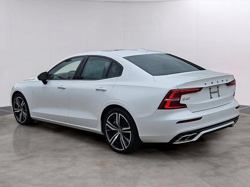 2022 Volvo S60 Recharge Plug-In Hybrid T8 R-Design Expression