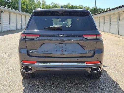 Baltic Gray Metallic Clearcoat 2023 Jeep Grand Cherokee Overland