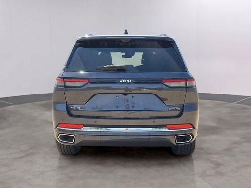 Baltic Gray Metallic Clearcoat 2023 Jeep Grand Cherokee Overland