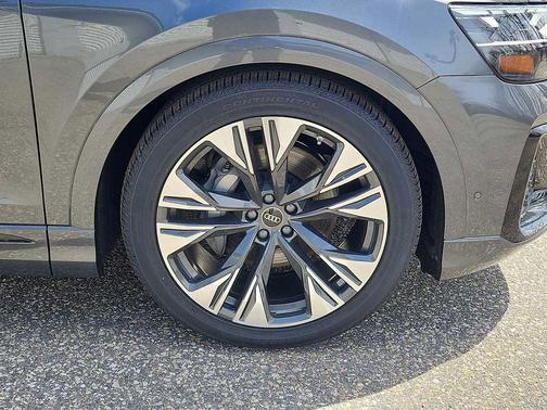 Daytona Gray Pearl Effect 2026 Audi Q8 55 Premium Plus
