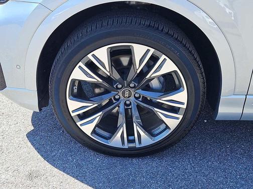 Satellite Silver Metallic 2025 Audi Q8 55 Premium