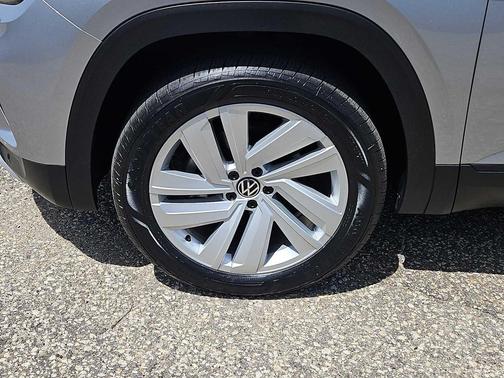 Pyrite Silver Metallic 2023 Volkswagen Atlas Cross Sport 3.6L V6 SE w/Technology