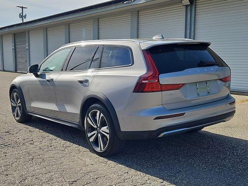 GRY 2025 Volvo V60 Cross Country Plus, B5 AWD Gas (mild hybrid)