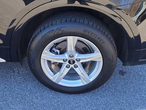 Mythos Black Metallic 2023 Audi Q5 40 Premium