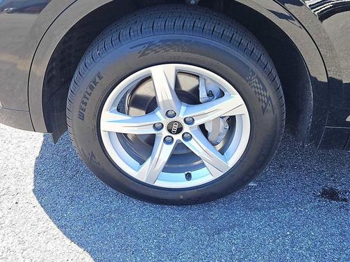 Mythos Black Metallic 2023 Audi Q5 40 Premium