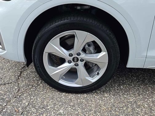Glacier White Metallic 2023 Audi Q5 45 S line Premium Plus