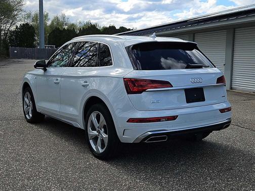 Glacier White Metallic 2023 Audi Q5 45 S line Premium Plus
