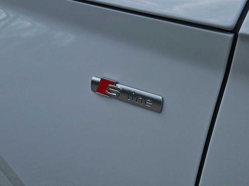 Glacier White Metallic 2023 Audi Q5 45 S line Premium Plus
