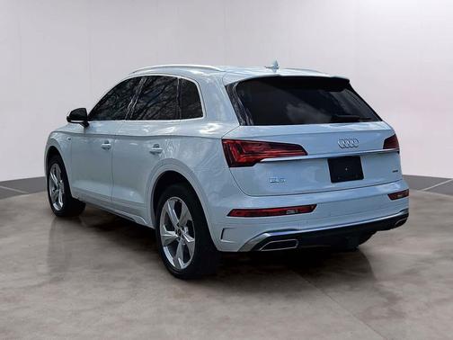 Glacier White Metallic 2023 Audi Q5 45 S line Premium Plus