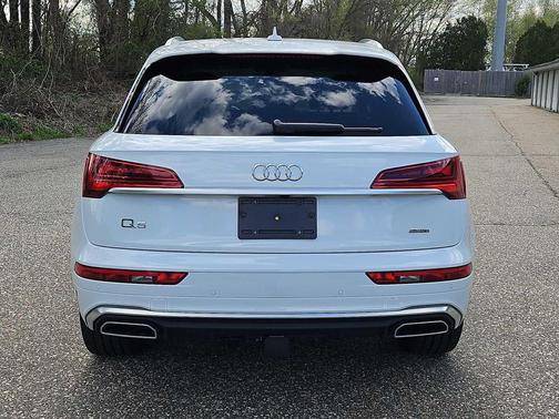 Glacier White Metallic 2023 Audi Q5 45 S line Premium Plus