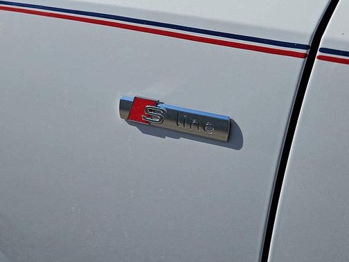 Glacier White Metallic 2024 Audi Q3 Premium 45 TFSI S line quattro Tiptronic