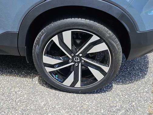 Thunder Grey Metallic 2023 Volvo XC40 B5 Plus Dark Theme