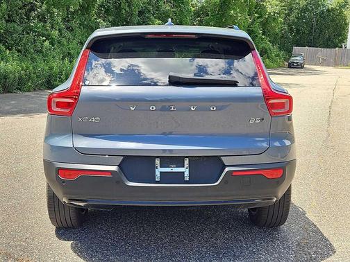 Thunder Grey Metallic 2023 Volvo XC40 B5 Plus Dark Theme
