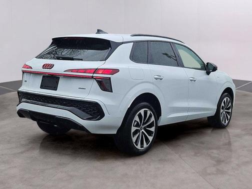 Glacier White Metallic 2026 Audi Q3 TFSI quattro S tronic