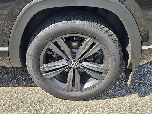 Deep Black Pearl 2022 Volkswagen Atlas Cross Sport 3.6L V6 SEL R-Line