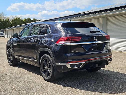 Deep Black Pearl 2022 Volkswagen Atlas Cross Sport 3.6L V6 SEL R-Line