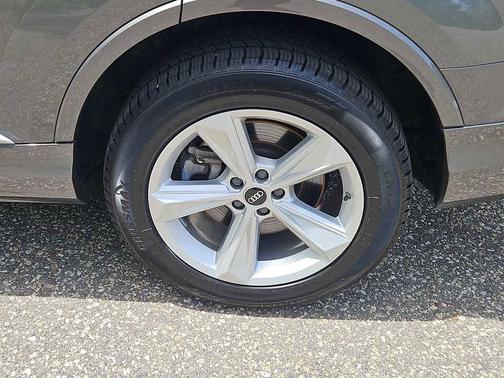 Samurai Gray Metallic 2022 Audi Q7 45 Premium Plus