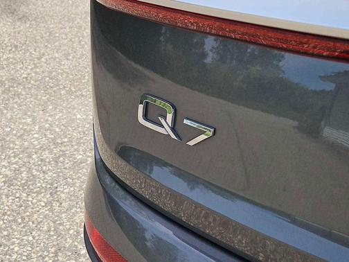 Samurai Gray Metallic 2022 Audi Q7 45 Premium Plus
