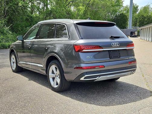 Samurai Gray Metallic 2022 Audi Q7 45 Premium Plus
