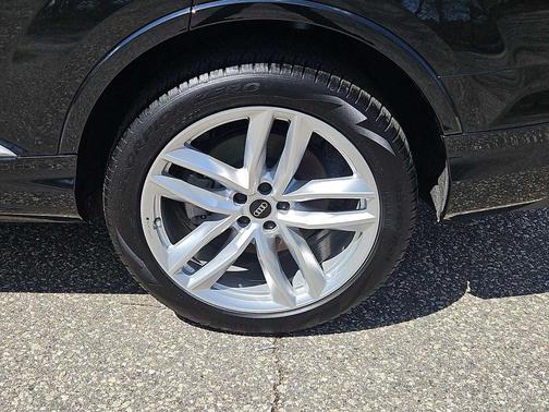 Mythos Black Metallic 2025 Audi Q7 55 Premium Plus