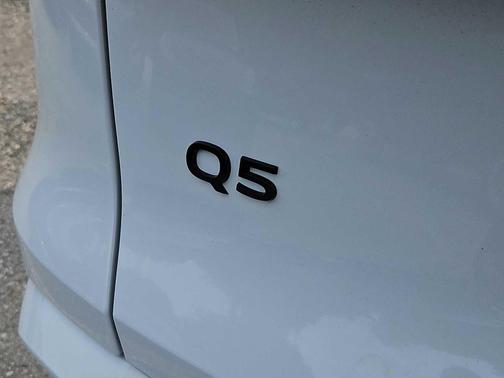 Glacier White Metallic 2026 Audi Q5 Premium Plus TFSI quattro S tronic