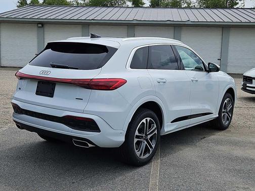 Glacier White Metallic 2026 Audi Q5 Premium Plus TFSI quattro S tronic