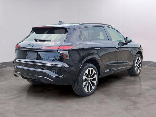Mythos Black Metallic 2026 Audi Q3 TFSI quattro S tronic