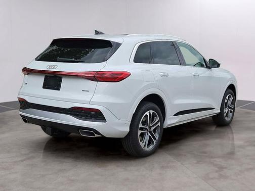 Glacier White Metallic 2026 Audi Q5 Premium Plus TFSI quattro S tronic