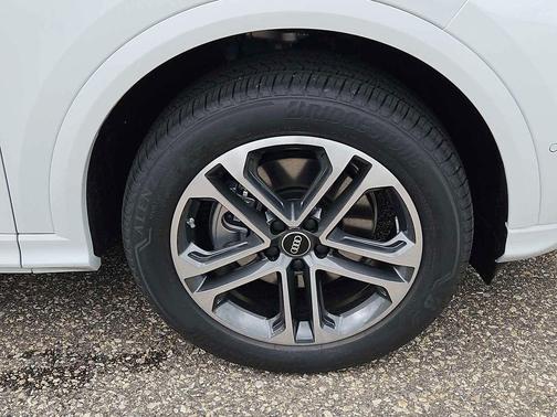 Glacier White Metallic 2026 Audi Q5 Premium Plus TFSI quattro S tronic