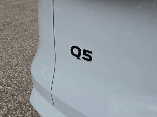 Glacier White Metallic 2026 Audi Q5 Premium Plus TFSI quattro S tronic