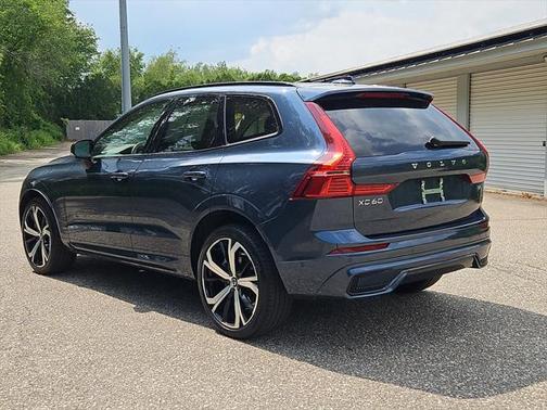 2023 Volvo XC60 B6 Ultimate Dark Theme