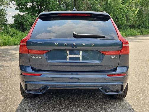 2023 Volvo XC60 B6 Ultimate Dark Theme