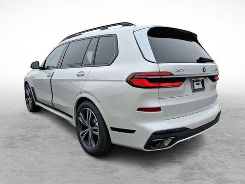 Mineral White Metallic 2026 BMW X7 xDrive40i