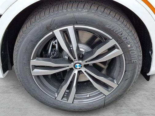 Mineral White Metallic 2026 BMW X7 xDrive40i