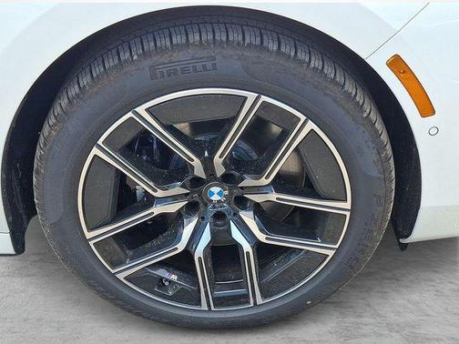 Mineral White Metallic 2026 BMW 750e i xDrive