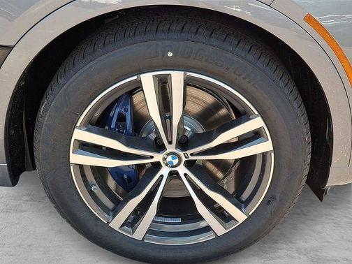 Skyscraper Grey Metallic 2026 BMW X7 xDrive40i
