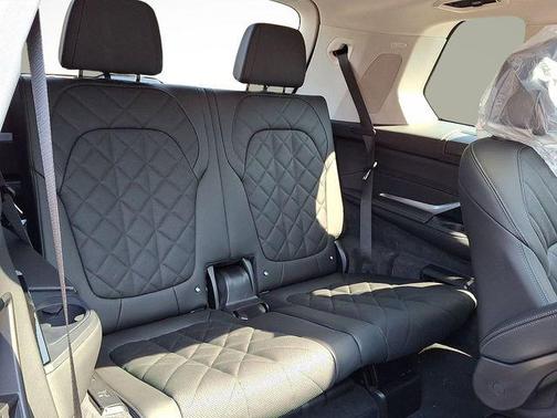Black Sapphire Metallic 2026 BMW X7 xDrive40i