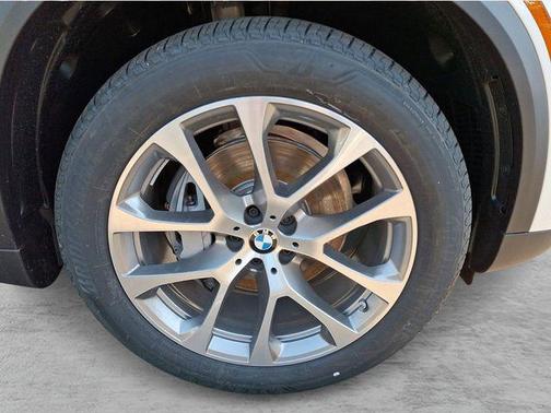 Mineral White Metallic 2026 BMW X5 xDrive40i