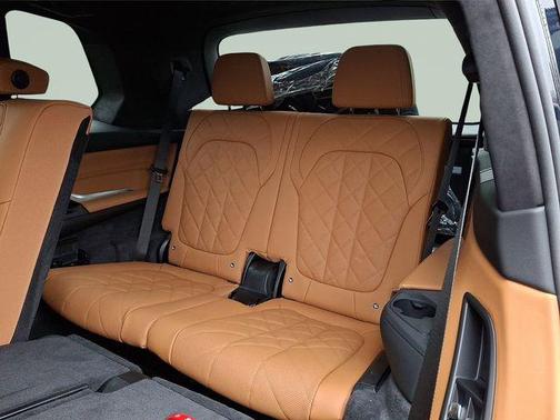 Carbon Black Metallic 2026 BMW X7 xDrive40i