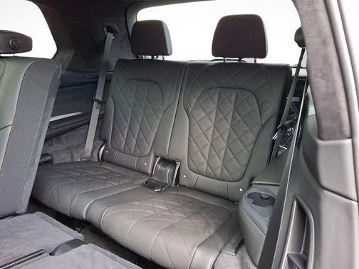 Skyscraper Grey Metallic 2027 BMW X7 xDrive40i