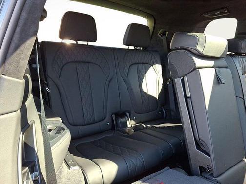 Black Sapphire Metallic 2026 BMW X7 M60i