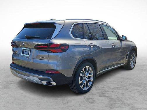 Skyscraper Grey Metallic 2026 BMW X5 xDrive40i