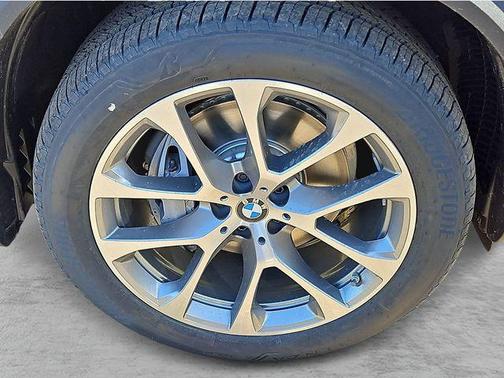 Skyscraper Grey Metallic 2026 BMW X5 xDrive40i